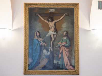 Sui muri scorgiamo anche alcuni pregevoli quadri: una Crocifissione del 1898...